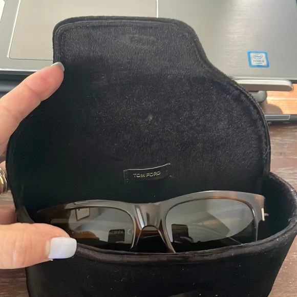 Tom Ford TF 593 52N Stephen brown tortoise sunglasses with brown soft logo case Sunglasses Tom Ford Kevyn FT1099 (52J) FT1099 Man | Free  main image 3